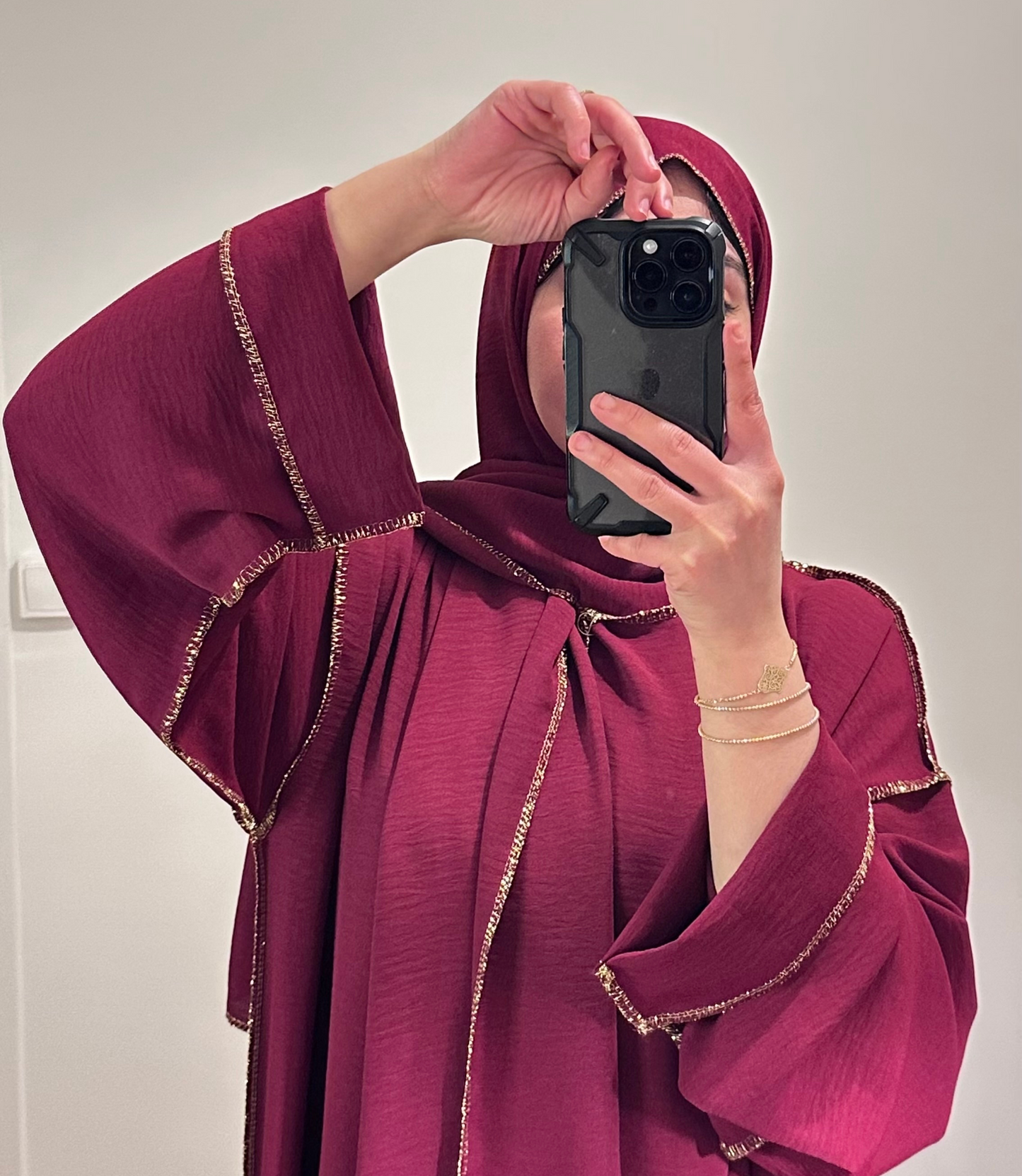 ABAYA VOILE INTÉGRÉ BORDEAUX À BORDURE DORÉ