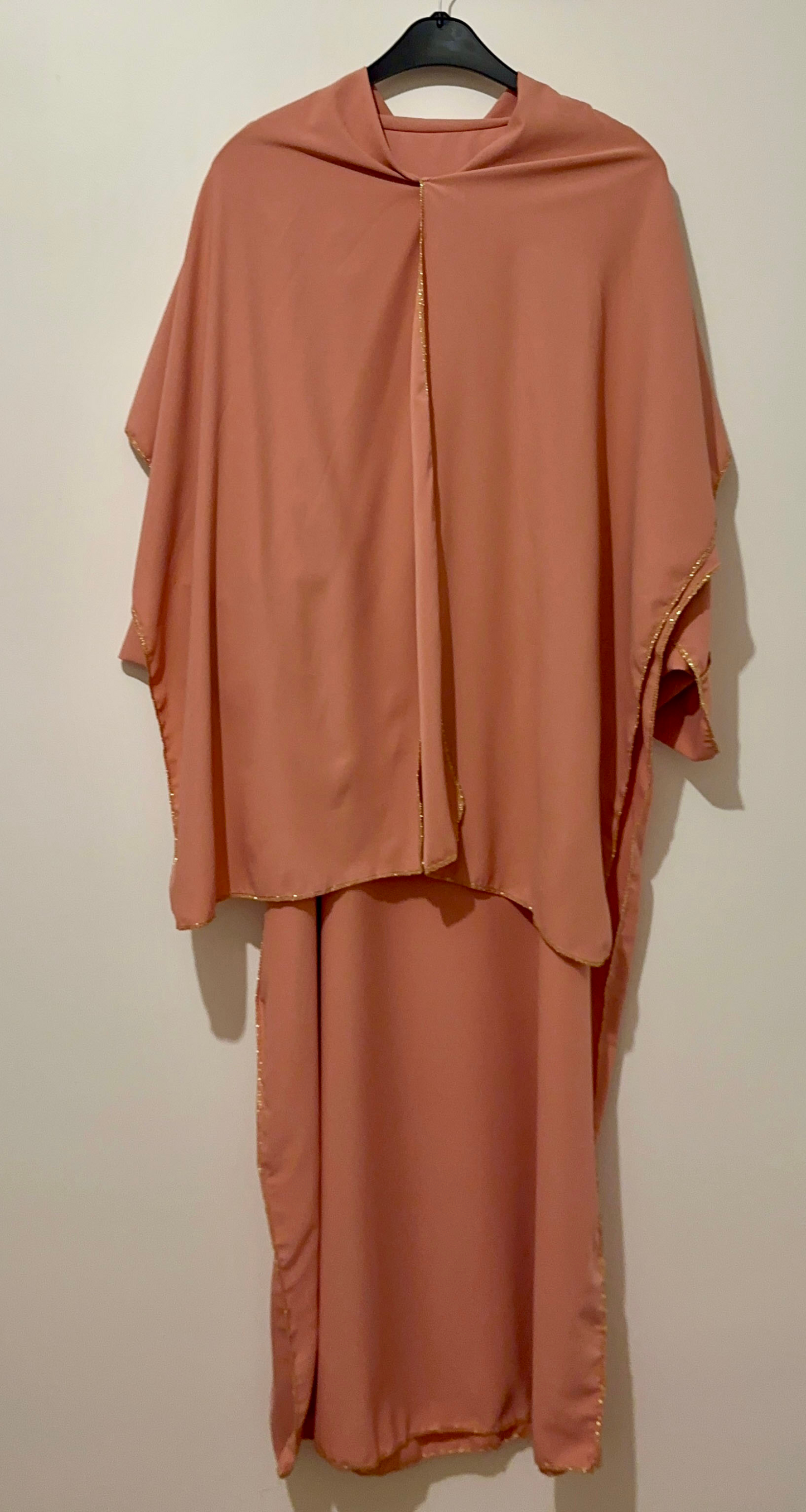 ABAYA VOILE INTÉGRÉ ROSE À BORDURE DORÉ