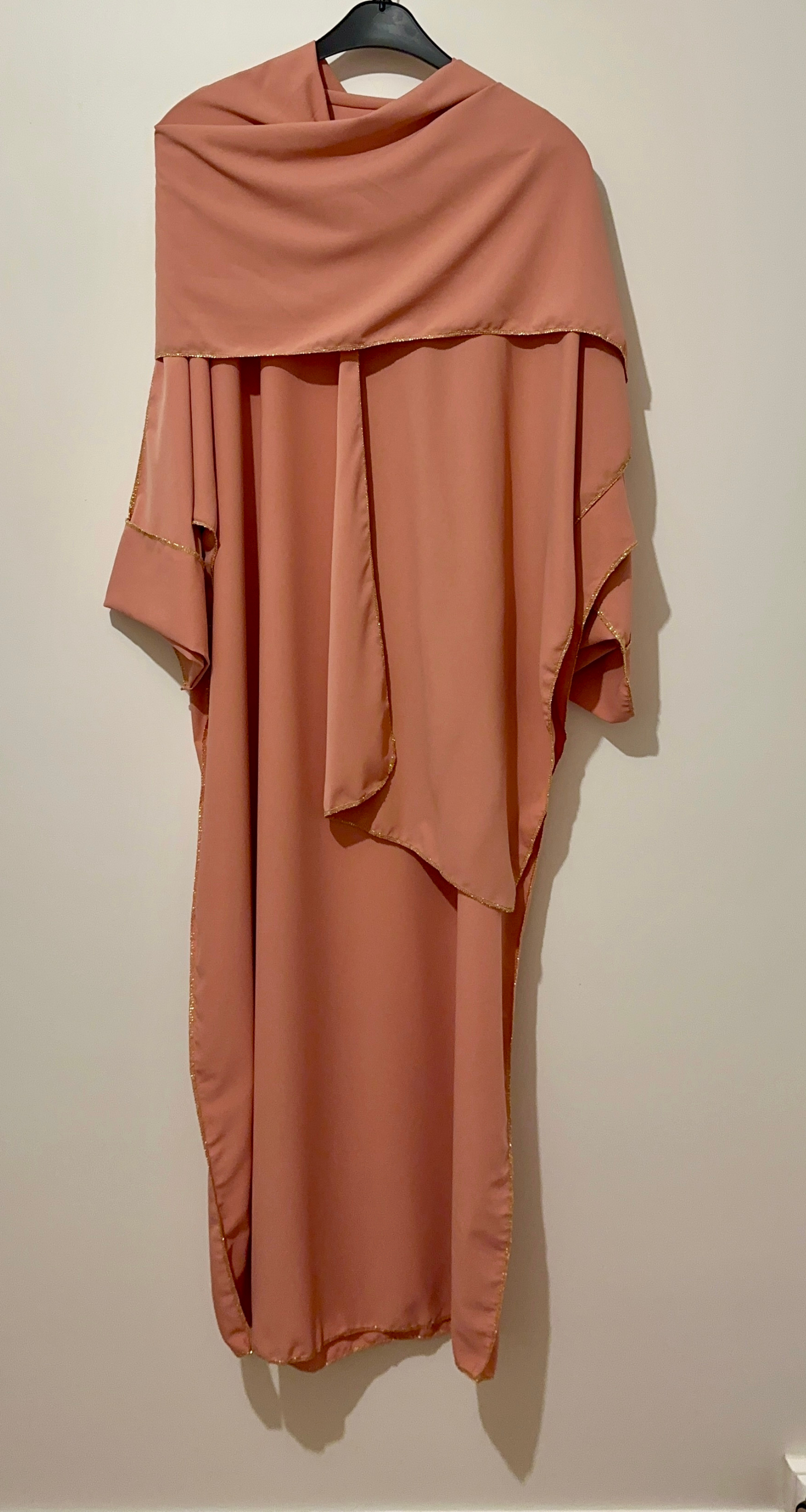 ABAYA VOILE INTÉGRÉ ROSE À BORDURE DORÉ