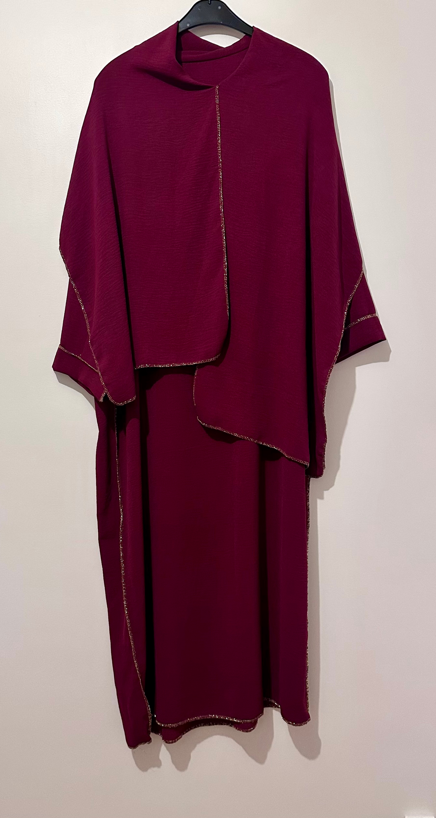 ABAYA VOILE INTÉGRÉ BORDEAUX À BORDURE DORÉ