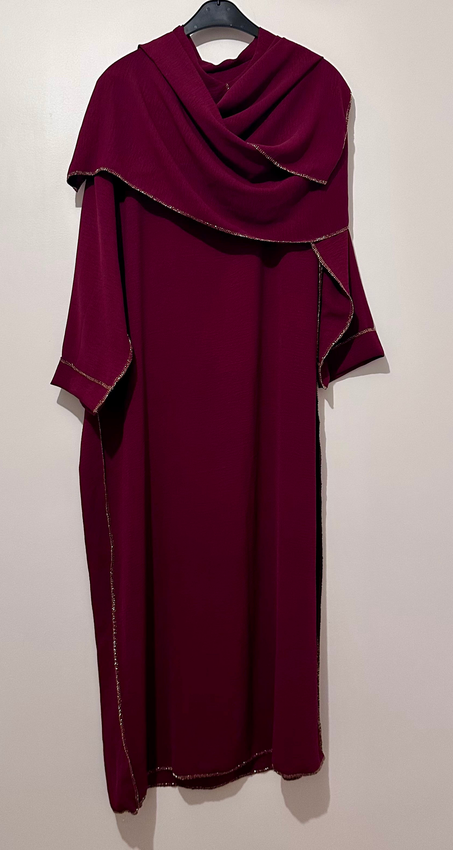 ABAYA VOILE INTÉGRÉ BORDEAUX À BORDURE DORÉ